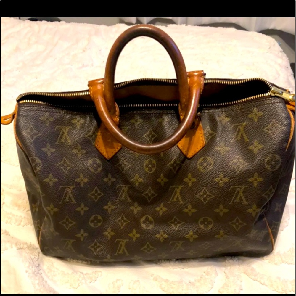OBO Louis Vuitton speedy 35 it’s in GUC